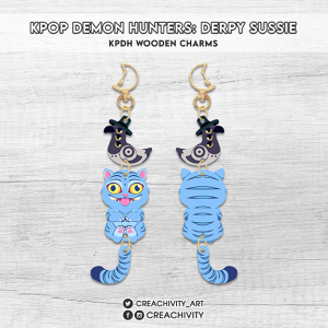 〘PRE-ORDER〙KPDH DERPY SUSSY WOODEN CHARMS / KEYCHAINS